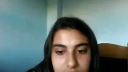 جرابیں میں Brunette گینگ بینگ اور ڈبل دخول سے محبت کرتا سیکسی فارسی ہے.