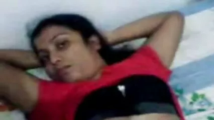 جرابیں میں brunette ایک بالوں والا درار دکھایا سیکس انڈیا اور اندام نہانی پر اتفاق کیا.