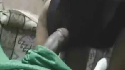 گستاخ چھاتی کے ساتھ ایک brunette ایک نوجوان پریمی کے ساتھ چھلانگ لگانے کے لئے ایک رسیلی انڈین سیکس سلٹ کی جگہ لے لیتا ہے.