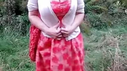 ماں گروپ پورن میں اپنی سیکسی الکسیس بیٹی کے منگیتر کا جوان لنڈ آزماتی ہے۔
