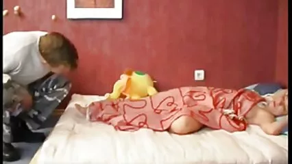 سونے کے کمرے میں لڑکا brunette کی خوبصورتی اردو سیکس میں ایک بڑا ڈک لگاتا ہے۔