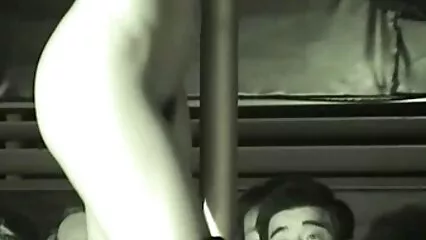 چیری ڈیویل ایک لمبے ڈک کے ساتھ کاؤگرل پوزیشن میں ایک خوبصورت عورت کو سیکسی گرل مطمئن کرتی ہے۔