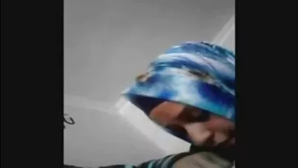 ایک سیکسی پشتو سنہرے بالوں والی ایک بڑی گدی کے ساتھ ایک دائرے میں دو کالوں کے ساتھ fucks.