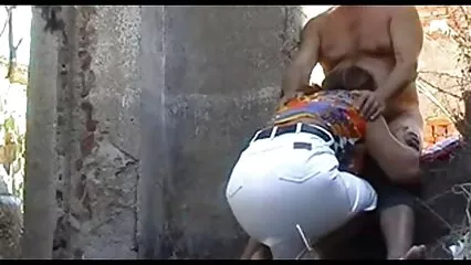 کاسٹنگ میں ایک ٹیٹو مکمل سیکسی کے ساتھ ایک busty brunette اس کے سرخ انڈرویئر اتار دیا اور ایک ڈک چوسنا شروع کر دیا.