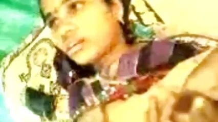 Busty بالغوں نے کلاس کے بعد ایک طالب علم کے ساتھ ایک گروپ سیکسی بیجو سیکسی جنسی ہلچل.