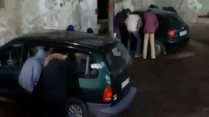 کتے کی حالت میں ایک نوجوان روسی لڑکی بستر پر حقیقی ہارس سیکس تیز رفتاری کے لیے تیار ہے۔