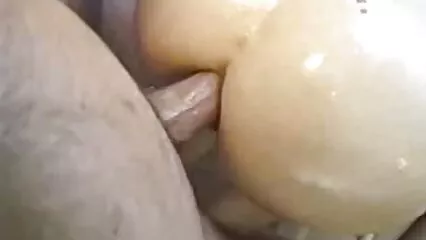 ایک آدمی مقعد کے سوراخ میں سنہرے بالوں والی ویڈیو سیکسی کو چود رہا ہے۔