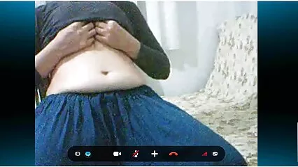 ٹیٹوز کے ساتھ چپٹی سینے والی برونیٹ سڑک سیکس وڈیو پر ایک اجنبی کو گال کے ساتھ لے جاتی ہے۔